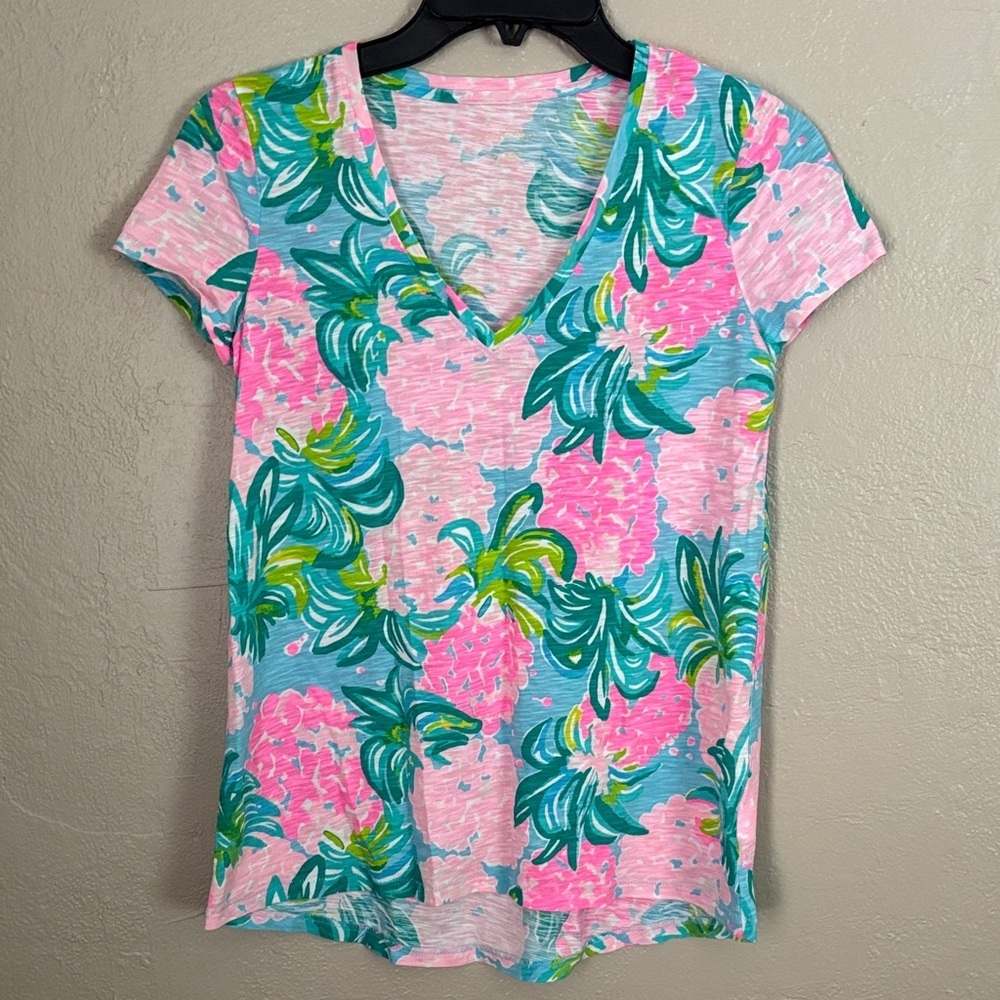 Lilly Pulitzer Etta V-neck top in the "Pineapple Shake" print XXS